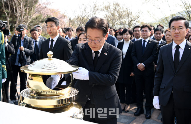 [포토]'김대중 묘역 참배하는 이재명 대표'