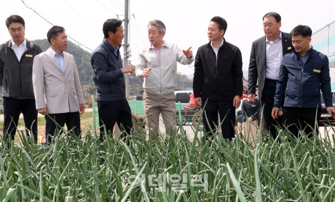 [포토] 함안군 양파 재배농가 방문한 강호동 농협회장