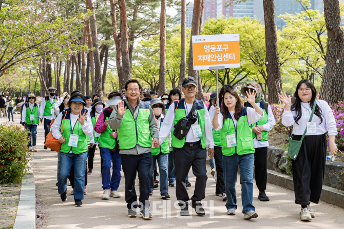 [포토] 치매예방 걷기대회 참석한 최호권 영등포구청장