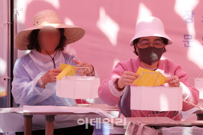 [포토]연등 제작하는 조계사 관계자들