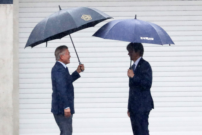 조국당 당선인 12명 양산 찾아...文 우산 쓰고 마중