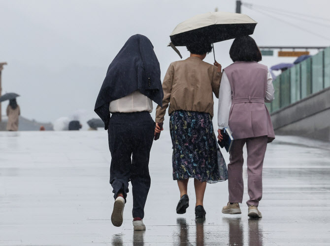 [포토] '우산 대신 자켓'