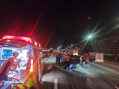 고속도로서 내린 40대女, 뒤따른 차량에 사망…사고 수습 중이었다