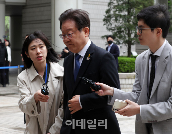 [포토] 서울지법 출석하며 발언하는 이재명 더불어민주당 대표