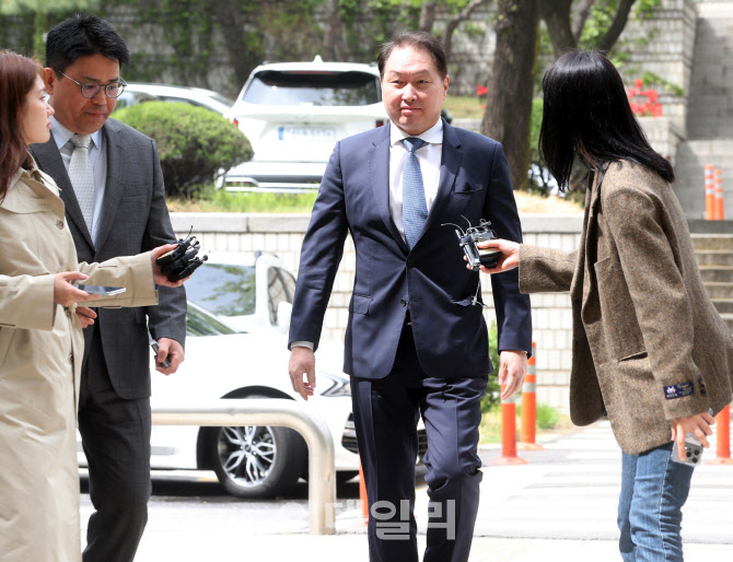 [포토] 서울고법 항소심 출석하는 최태원 회장