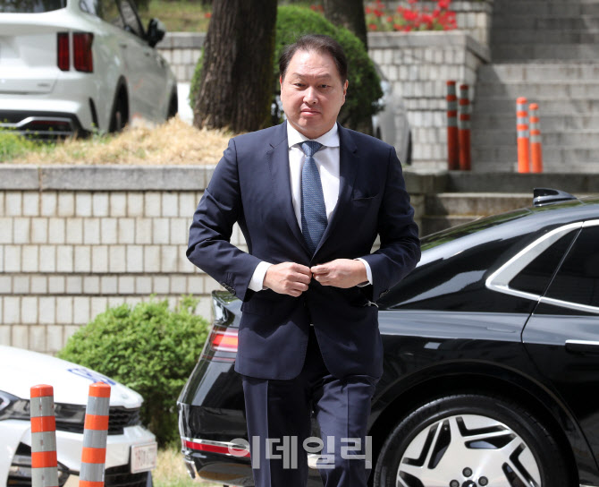 [포토] 이혼소송 항소심 출석하는 최태원 SK 회장