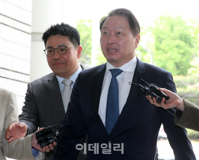 [포토] 서울고법 이혼소송 항소심 출석하는 최태원 SK 회장