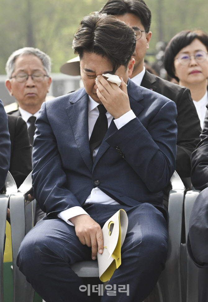 [포토]4.16세월호참사 10주기 기억식에서 눈물 흘리는 이준석 대표