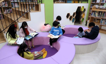 "독서는 앉아서 하는 여행"…경기교육, 학교도서관 역할 강화