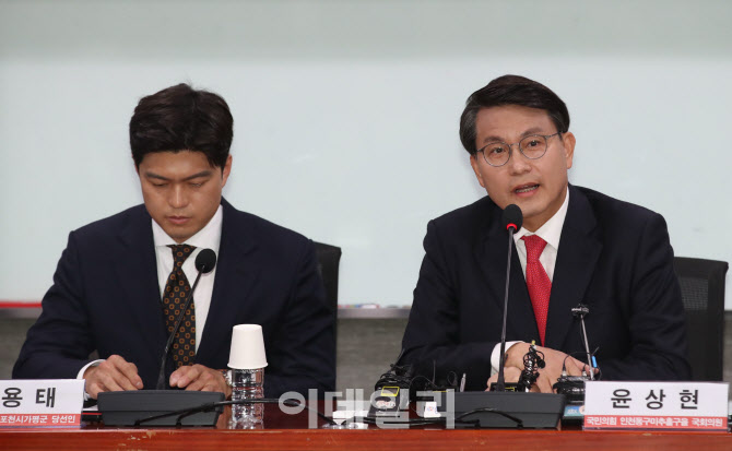 [포토]2024 총선 참패와 보수 재건의 길 세미나, '발언하는 윤상현 의원'