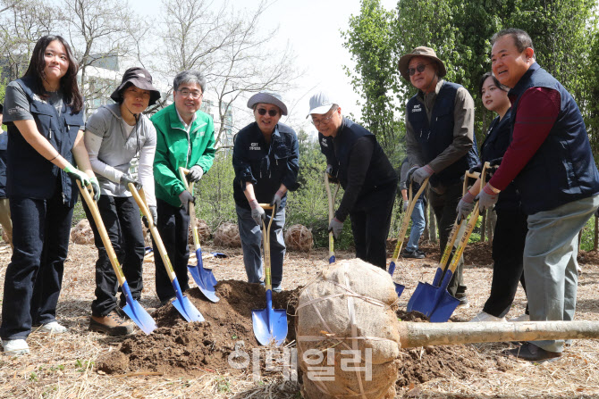 [포토]나무심기에 앞서 포즈 취하는 내빈들