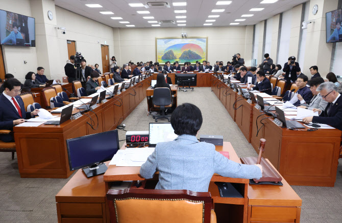 두달 남은 21대 국회 정무위 정쟁 조짐…민주유공자·가맹사업법 '불씨'