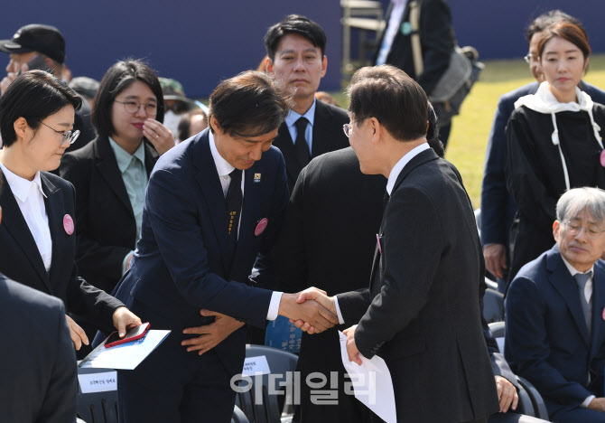 [포토] 4.19기념식에서 만난 이재명 대표와 조국 대표