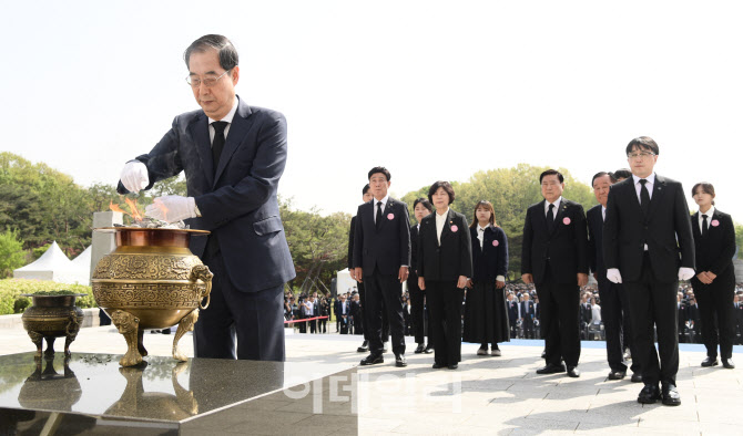 [포토] 4.19기념식 참석한 한덕수 총리