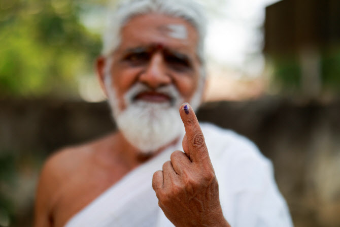 투표자 검지손가락엔 잉크…막 오른 '세계 최대' 인도 총선