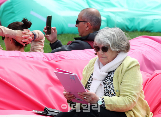 [포토]독서하며 서울의 봄 즐기는 외국인들