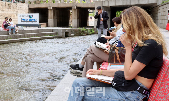 [포토]청계천에서 즐기는 독서