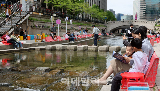 [포토]청계천에서 즐기는 독서