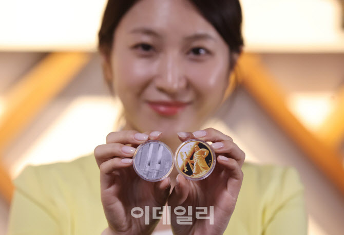 [포토]'이순신 장검' 국보로 승격 기념메달