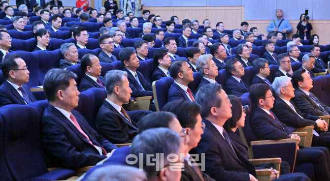 [포토]조태열 외교부 장관 개회사 경청하는 재외공관장들