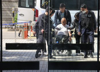 ‘엘리베이터 파손’ 혐의 전장연 활동가, 구속영장 기각
