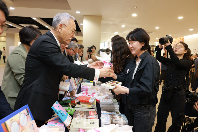 [포토]시민들에게 책 나눠주는 유인촌 장관