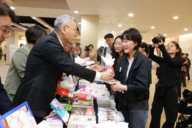 [포토]시민들에게 책 나눠주는 유인촌 문체부 장관
