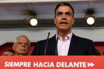 스페인 총리, 아내 '부패 스캔들'에 사임 검토