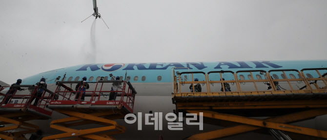 [포토]대한항공 정비고에서 봄맞이 항공기 세척