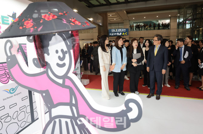 [포토]한국방문의해 환영주간 개막행사 홍보부스 관람