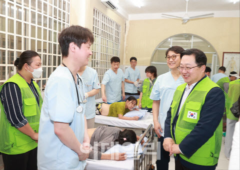 [포토]이장우 대전시장, 베트남서 대전한의사회 의료봉사 격려
