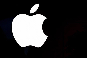 아이폰에 챗GPT 담기나…"애플-오픈AI 협력 논의 재개"