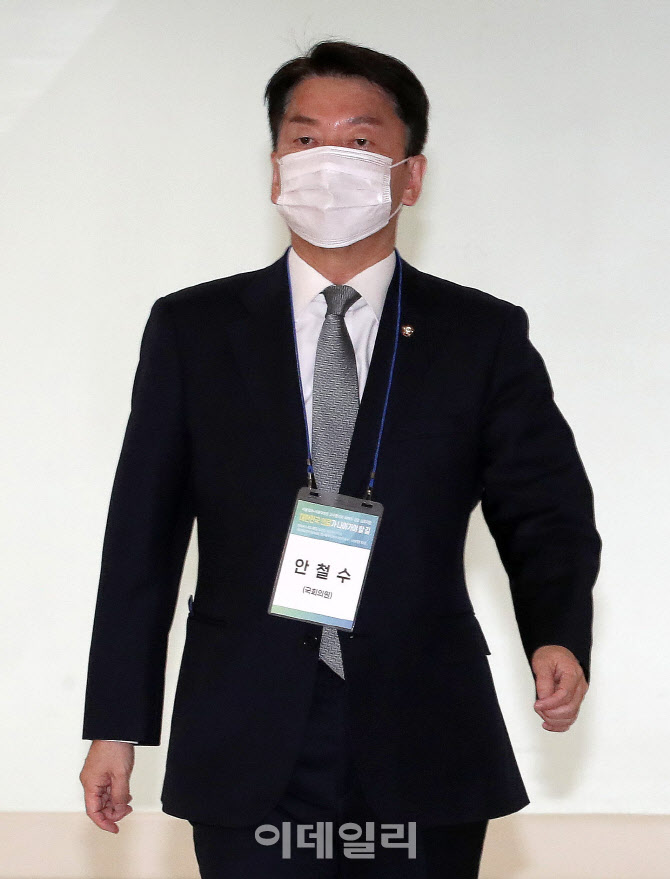 [포토]서울의대-서울대병원 교수 협의회 비대위 긴급심포지엄 찾은 안철수 의원