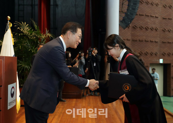 박성재 법무장관 "실력·용기·배려 갖춘 검사 돼달라"