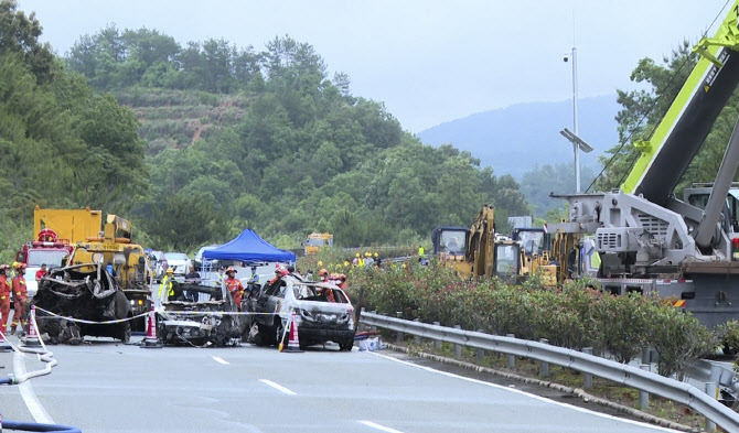 中 노동절 첫날, 고속도로 붕괴로 24명 사망