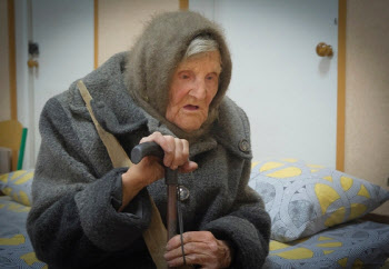98세 우크라 할머니, 지팡이 짚고 목숨 건 탈출기