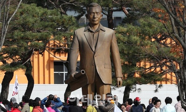 홍준표 추진 ‘박정희 동상’ 세워진다…대구시의회 본회의 통과