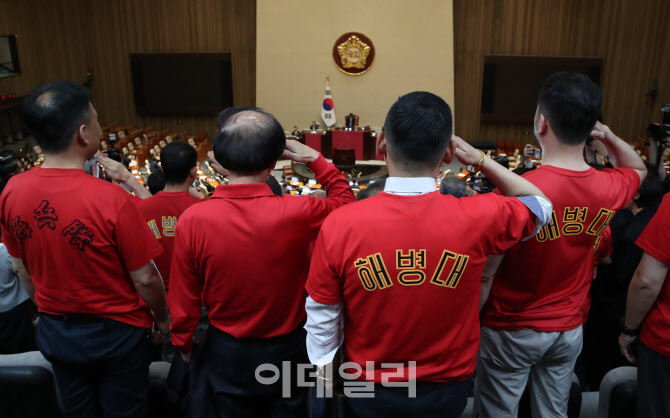 [포토]'채상병 특검법' 본회의 통과 '거수 경례하는 해병대 예비역'