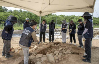 경주문화재연구소, 동국대와 신라 돌덧널무덤 공동 발굴조사