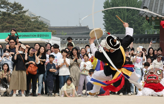 [포토] 어린이날 연휴 첫 날, 길놀이 공연 즐기는 시민들