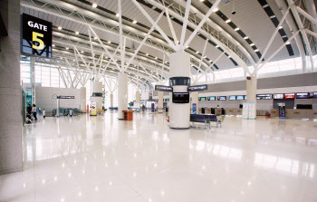 현대L&C, 인천공항 제2여객터미널에 ‘칸스톤’ 공급