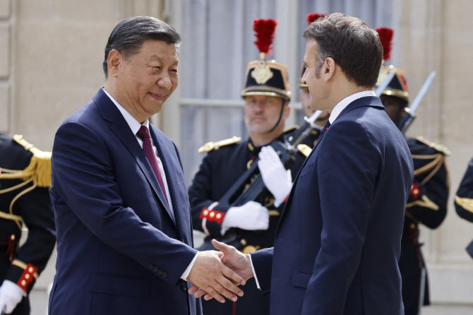시진핑 “유럽을 외교 우선순위로”…EU는 “과잉생산” 압박