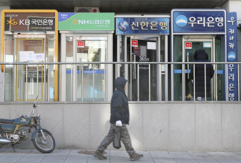 은행권, 홍콩ELS 자율배상 10%가 내부직원…신한은 6명 중 4명