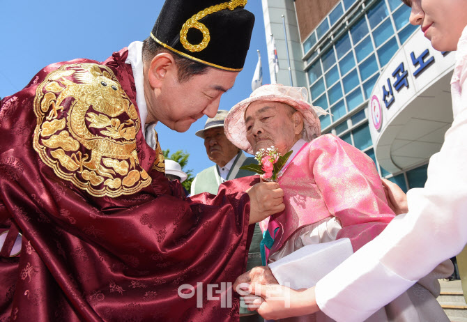 [포토]김동근 의정부시장, 구순노인들 초청 장수기원 잔치 열어