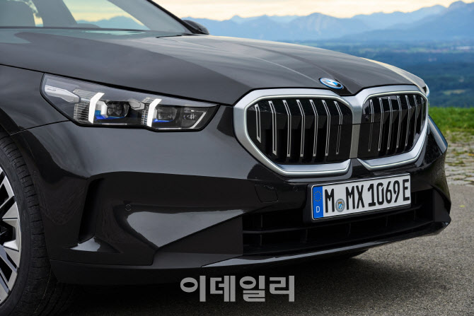 ‘출시 반 년 만에 1만대 판매 돌파’..BMW 뉴5시리즈 흥행 돌풍