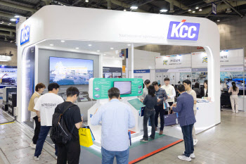 “운반 파손 막는다”…KCC, 물류로봇 전용 바닥재 선봬