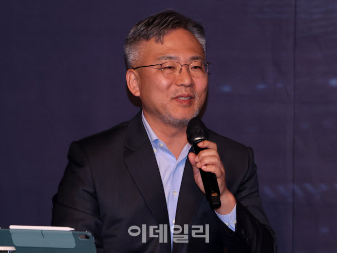 [포토]토론 진행하는 이장혁 고려대학교 경영전문대학원 부원장