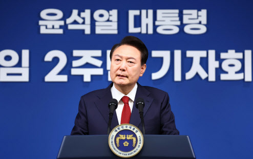 조국혁신당 "尹 변할 생각조차 없다"…2주년 기자회견 혹평