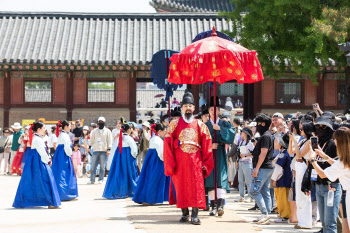 관람객 60만명 '봄 궁중문화축전' 즐겼다…외국인 3배 증가