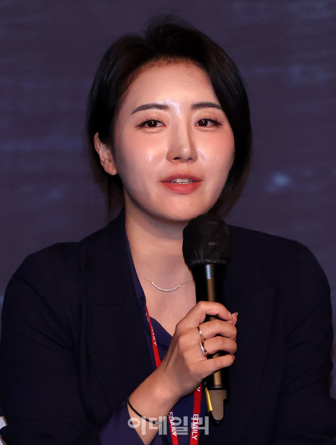 [포토]패널들과 토론하는 신은혜 500글로벌 수석매니저